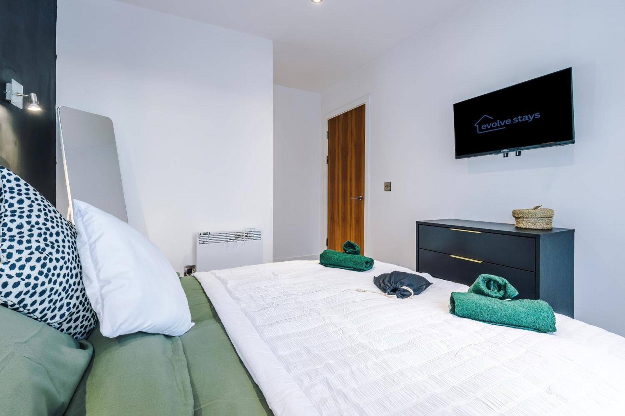 Sleeps 8, Duplex Apartment, Pool Table, Balcony X2, Long Term Disc, Perfect For Groups *