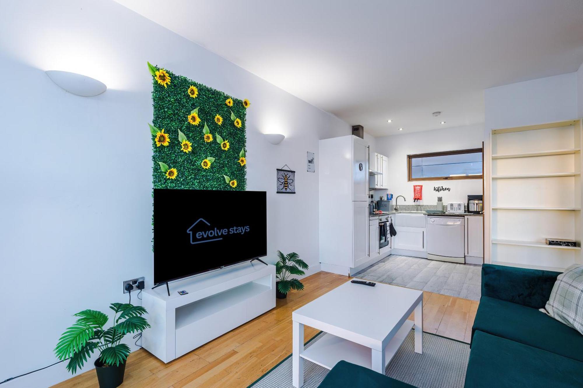 Sleeps 8, Duplex Apartment, Pool Table, Balcony X2, Long Term Disc, Perfect For Groups Apartment Manchester
