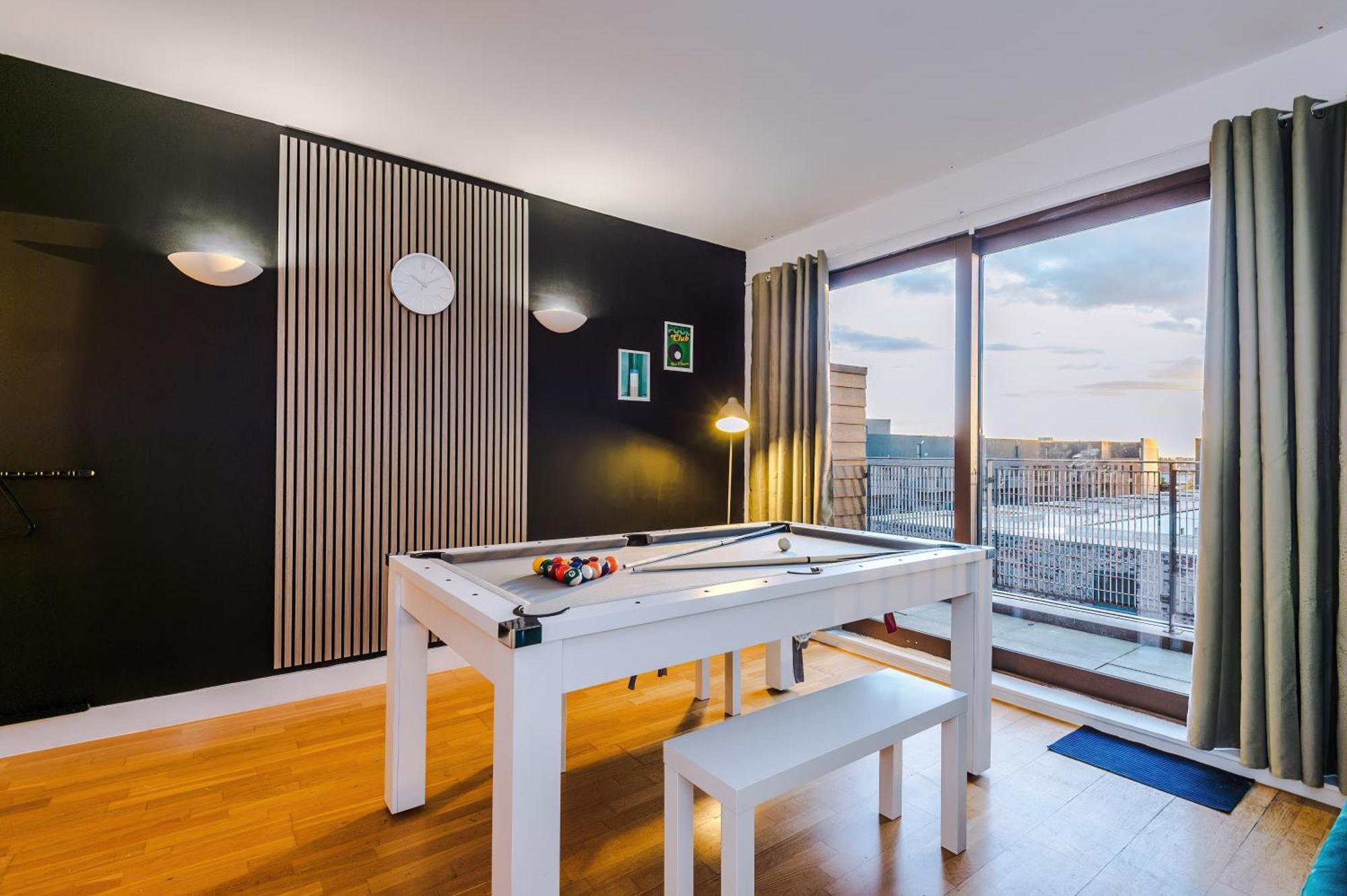 Sleeps 8, Duplex Apartment, Pool Table, Balcony X2, Long Term Disc, Perfect For Groups Apartment