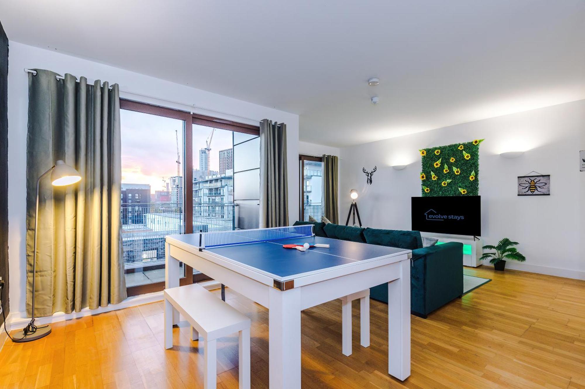 Sleeps 8, Duplex Apartment, Pool Table, Balcony X2, Long Term Disc, Perfect For Groups Manchester