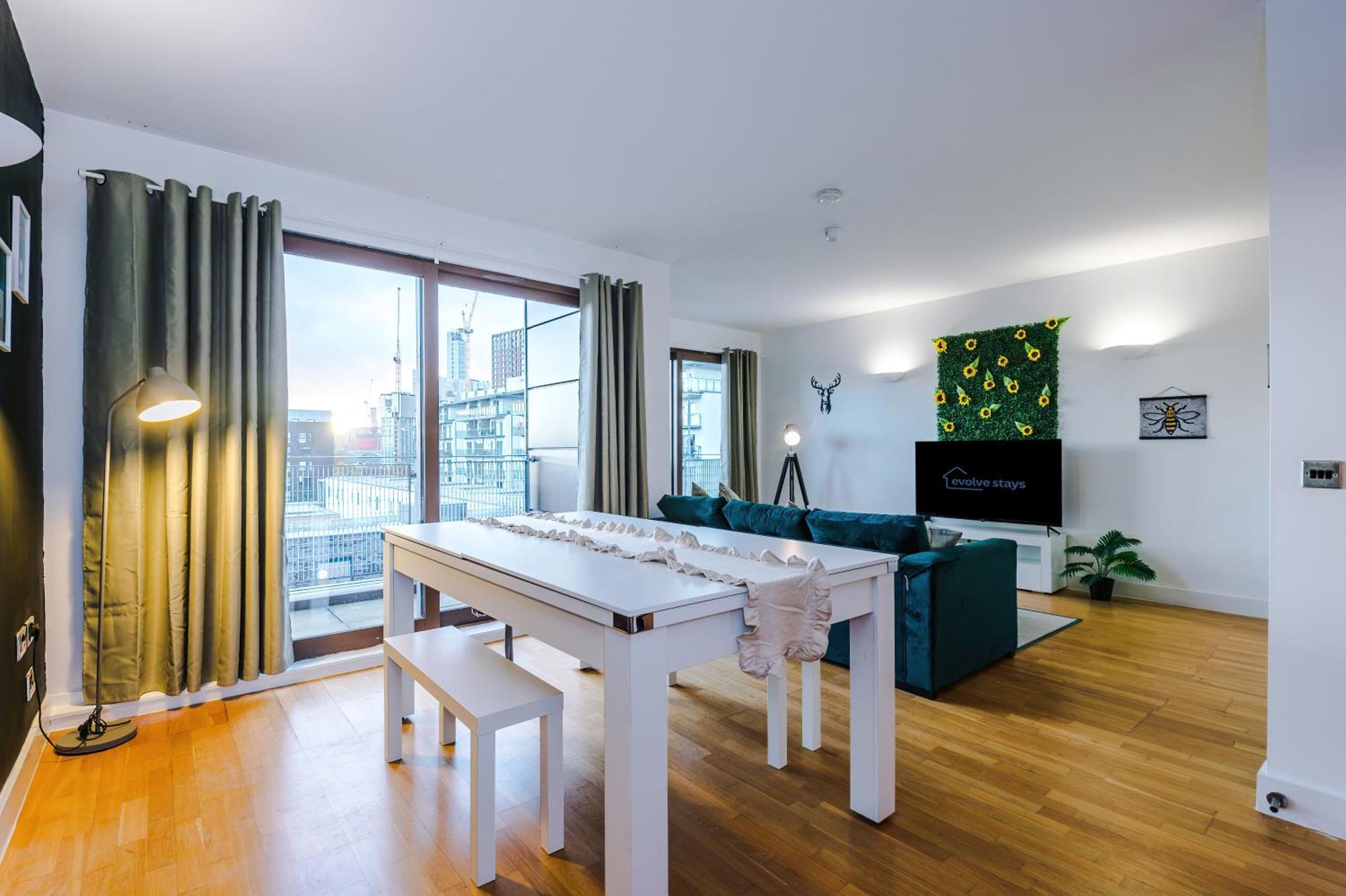 Sleeps 8, Duplex Apartment, Pool Table, Balcony X2, Long Term Disc, Perfect For Groups Manchester