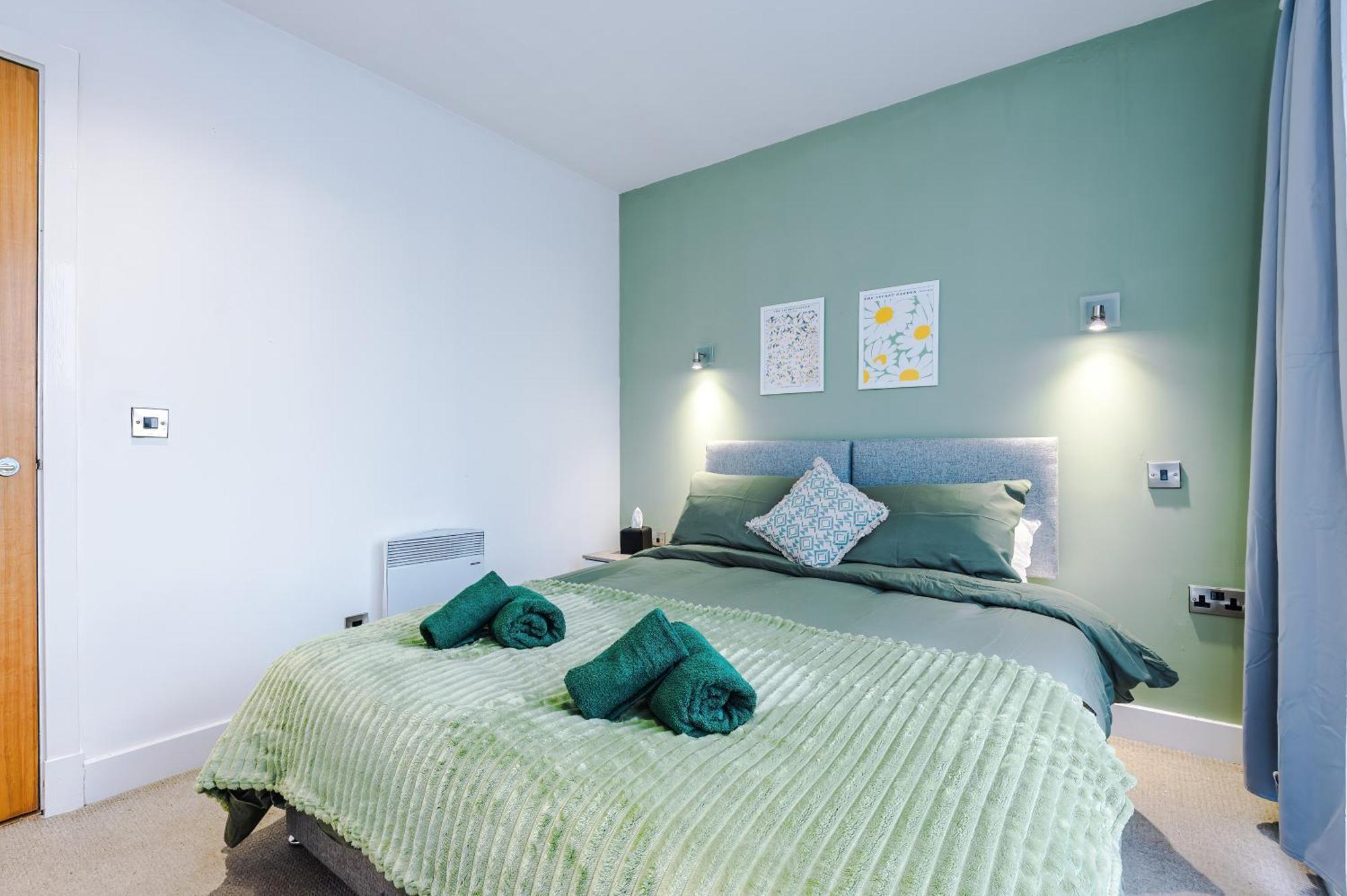 Apartment Sleeps 8, Duplex Apartment, Pool Table, Balcony X2, Long Term Disc, Perfect For Groups