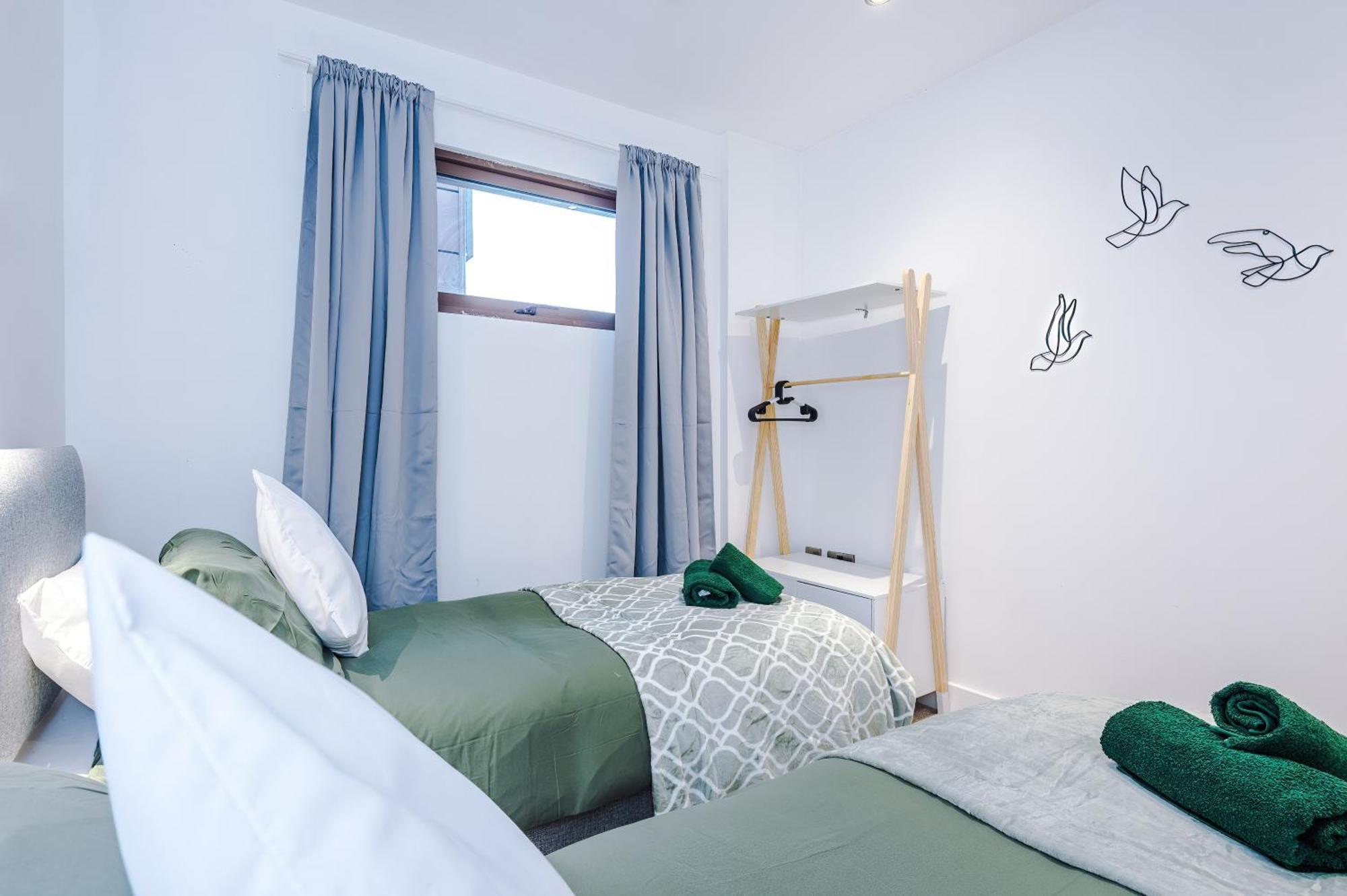 Sleeps 8, Duplex Apartment, Pool Table, Balcony X2, Long Term Disc, Perfect For Groups Apartment *