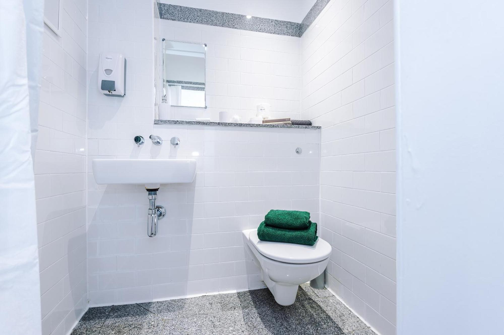 Apartment Sleeps 8, Duplex Apartment, Pool Table, Balcony X2, Long Term Disc, Perfect For Groups Manchester