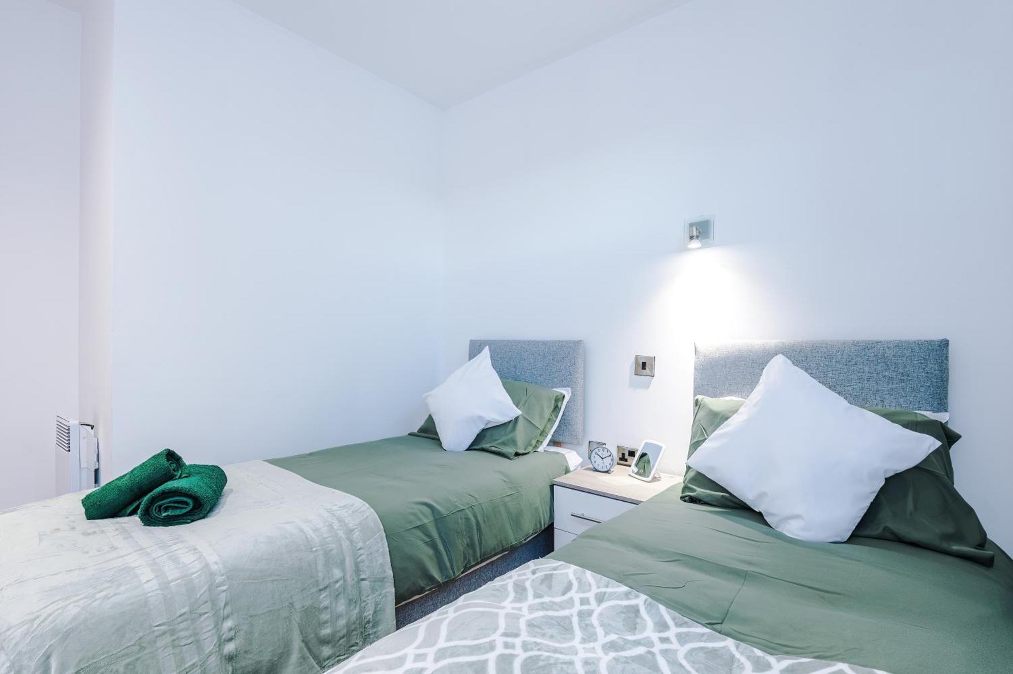 Apartment Sleeps 8, Duplex Apartment, Pool Table, Balcony X2, Long Term Disc, Perfect For Groups Manchester
