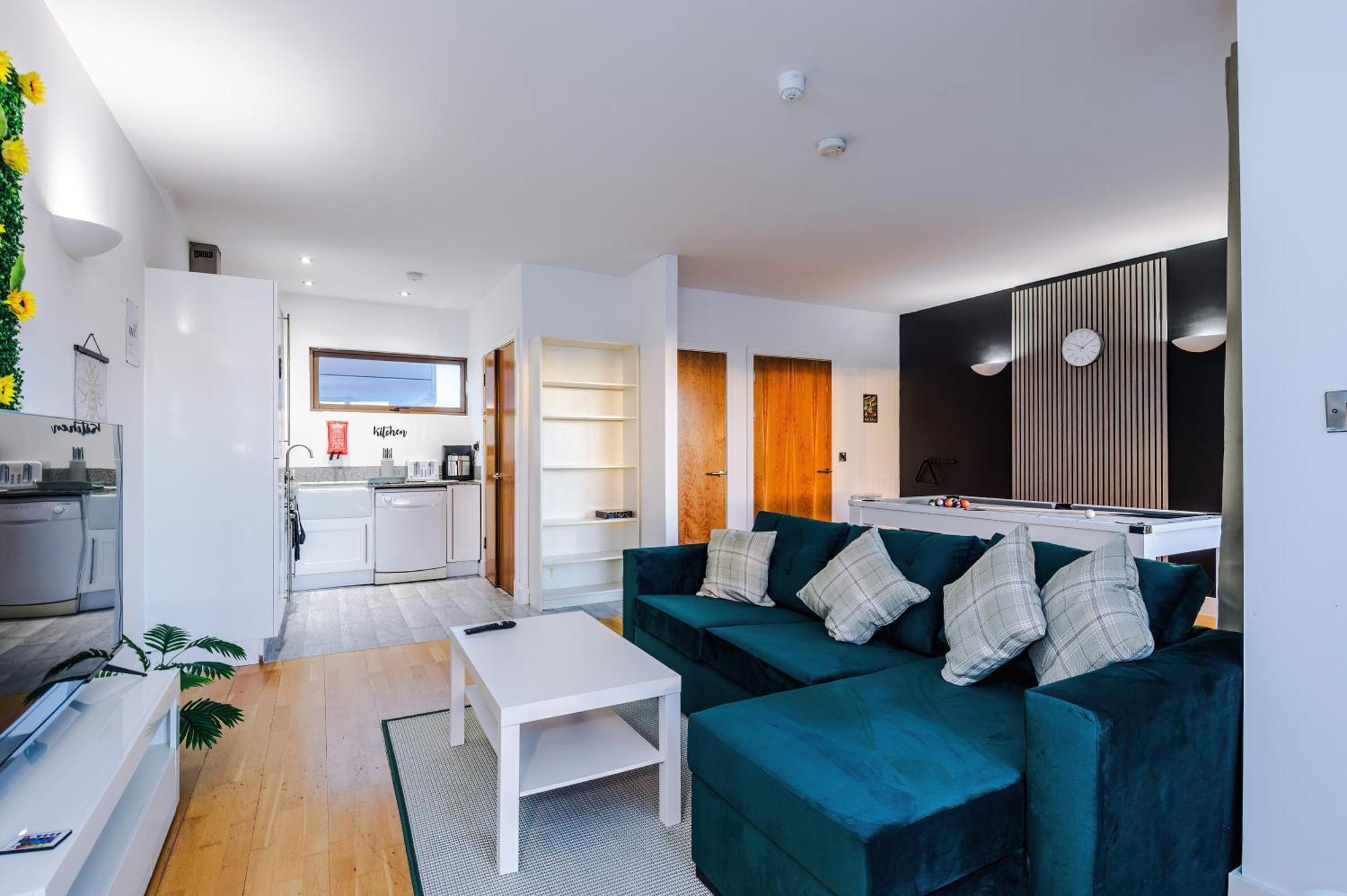 Apartment Sleeps 8, Duplex Apartment, Pool Table, Balcony X2, Long Term Disc, Perfect For Groups